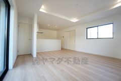 同仕様写真。断熱性能の窓ガラスを採用。省エネ、光熱費カットにも貢献します。 夏は涼しく、冬は暖かく快適に過ごせます。