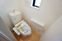 同仕様写真。温水洗浄機付トイレです。節水機能もあるので、安心して使えますね。もちろん、1階2階の2ヶ所にトイレがあるので、忙しい朝にもゆとりができますね。