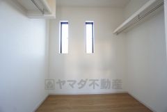 同仕様写真。ハンガーパイプ付で散らかりがちな洋服類もきれいに整理できます。使用頻度が少ないものは枕棚の上に、足元には3段ボックスを置いて、フル活用できるクローゼットです＾＾