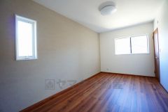 2面採光を確保した明るい室内は、風通しも良く、大変居心地の良い空間となっております。爽やかな風を感じて起きる朝は、快適生活の始まりに。