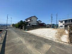 前面道路は交通量が少ないため、小さなお子様がいるご家庭も安心です＾＾ 大型車両の通行も少なく静かで快適な生活を送れます＾＾