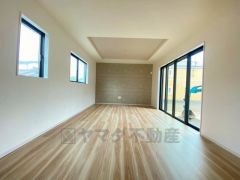 大きな窓のあるリビングは、陽光あふれる明るい空間です。居心地良く、ご家族皆がゆったり寛げる憩いの空間となりそうです。