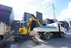 コンビニ・ドラッグストア徒歩6分。メガドンキ徒歩7分。お庭付きで楽しみが広がります＾＾