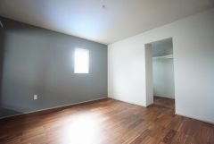 住む人のこだわりを活かす洋室＾＾日当たりがよく、寝室としての利用もおすすめ。広めのクローゼットもあり荷物もすっきり片付けれ、ゆとりのある暮らしが出来ます＾＾
