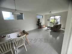 大きな窓のあるリビングは、陽光あふれる明るい空間です。居心地良く、ご家族皆がゆったり寛げる憩いの空間となりそうです。