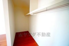 ハンガーパイプ付で散らかりがちな洋服類もきれいに整理できます。使用頻度が少ないものは枕棚の上に、足元には3段ボックスを置いて、フル活用できるクローゼットです＾＾