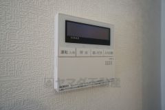 キッチン横からお湯張り、追い炊き、足し湯がボタン一つで楽々操作できる給湯機リモコンです＾＾忙しい夕飯の準備の時間帯に重宝しますね。