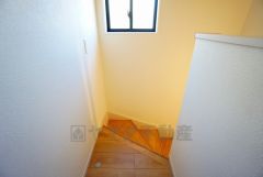 家族のコミュニケーションが増える「リビング階段」です。バルコニーに洗濯物を干すときも、最短距離で移動できますよ。