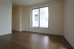住む人のこだわりを活かす洋室＾＾日当たりがよく、寝室としての利用もおすすめ。広めのクローゼットもあり荷物もすっきり片付けれ、ゆとりのある暮らしが出来ます＾＾