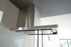 調理により発生する油煙や臭いを吸い込み、屋外へ排気してくれます。
