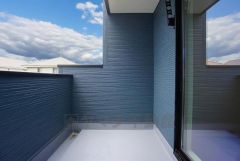 お天気の良い日はお洗濯物がよく乾きそうな日当たり良好のバルコニー。 バルコニーから広がる開放的な眺望。視界が抜けており、心地よい景色が楽しめます＾＾