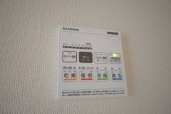 雨の日の洗濯も安心できる浴室暖房乾燥機付き浴室。リモコンで操作もボタン1つで簡単。 浴室暖房乾燥機には、暖房、乾燥、涼風、換気の4つの機能が付いています。タイマー付きです。