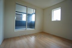 2面採光を確保した明るい室内は、風通しも良く、大変居心地の良い空間となっております。爽やかな風を感じて起きる朝は、快適生活の始まりに。