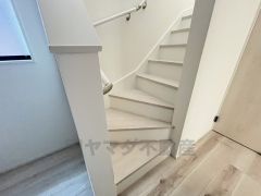 ご年配の方でも安心できる、手すり付き階段です＾＾段差も低めで設定されてますので安全性にも優れてますね＾＾