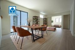 写真の家具・インテリアはイメージCG画像です。大きな窓のあるリビングは、陽光あふれる明るい空間です。居心地良く、ご家族皆がゆったり寛げる憩いの空間となりそうです。