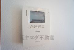 防犯性もばっちり、TVモニター付きインターフォン完備。大きなモニターで玄関先を確認できます。録画機能が付いているので不在時の訪問者も確認できて安心です^^