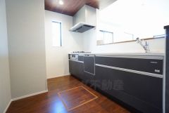 対面式カウンターキッチンでお子様の様子が見守れます。カウンタートップは耐熱性に優れており、日ごろのお掃除もふき取るだけでＯＫ。ステンレスシンクも簡単にお掃除できますよ。