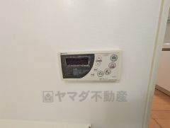 キッチン横からお湯張り、追い炊き、足し湯がボタン一つで楽々操作できる給湯機リモコンです＾＾忙しい夕飯の準備の時間帯に重宝しますね。