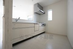 同仕様写真。耐久性にも優れた人造大理石トップです。汚れもサッと拭き取ることができ、お掃除もラクラク。対面式キッチンが家族の会話も盛り上げます。食器洗浄乾燥機付。