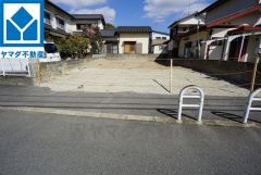 コンビニ、小中学校まで徒歩6分圏内。JR須恵中央駅まで自転車で10分。