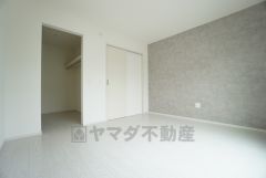 同仕様写真。住む人のこだわりを活かす洋室＾＾日当たりがよく、寝室としての利用もおすすめ。広めのクローゼットもあり荷物もすっきり片付けれ、ゆとりのある暮らしが出来ます＾＾