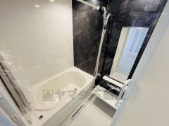 1日の疲れを癒すくつろぎのバスルーム。足を伸ばしてもゆったりと入れるサイズです。お子様と一緒にお風呂に入っても狭くないですね^^