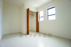 同仕様写真。木目調のシンプルデザインで落ち着きと安らぎの空間に仕上げています。各部屋に収納が完備されているので、お荷物が多くなっても安心の設計です。
