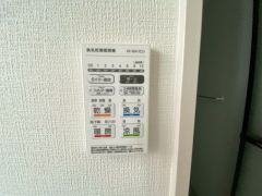 雨の日の洗濯も安心できる浴室暖房乾燥機付き浴室。リモコンで操作もボタン1つで簡単。 浴室暖房乾燥機には、暖房、乾燥、涼風、換気の4つの機能が付いています。タイマー付きです。