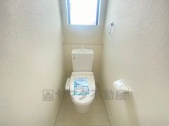 温水洗浄機付トイレです。節水機能もあるので、安心して使えますね。もちろん、1階2階の2ヶ所にトイレがあるので、忙しい朝にもゆとりができますね。