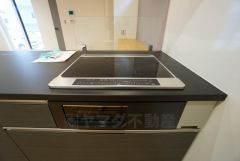 お手入れのしやすいIHクッキングヒーターです。 3口コンロなので、効率よくお料理が楽しめます。毎日のお料理も楽しくなりますね＾＾