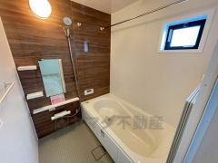 1日の疲れを癒すくつろぎのバスルーム。足を伸ばしてもゆったりと入れるサイズです。お子様と一緒にお風呂に入っても狭くないですね^^