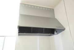 レンジフード。 調理により発生する油煙や臭いを吸い込み、屋外へ排気してくれます。