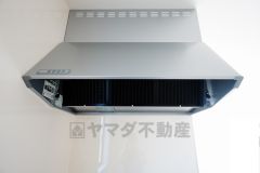 同仕様写真。調理により発生する油煙や臭いを吸い込み、屋外へ排気してくれます。