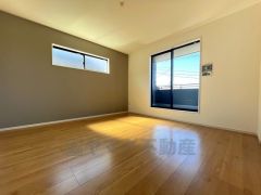 8帖。主寝室としてお使いいただけそうなこちらのお部屋は、日当たりが良く、爽やかな風を感じて起きる朝は、快適生活の始まりに。