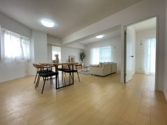 大きな窓のあるリビングは、陽光あふれる明るい空間です。居心地良く、ご家族皆がゆったりくつろげる憩いの空間となりそうです。