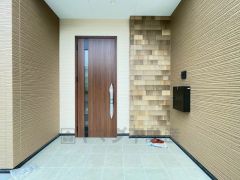 木目調がとてもお洒落なタッチキータイプの玄関ドアです。奥まって設置されているので、雨に濡れる心配もありません。