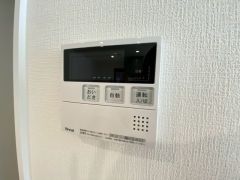 給湯器リモコンはキッチン横からボタンひとつで操作が楽々。通話ボタン付きでお子様とも会話ができて安心です。
