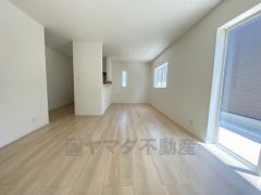 対面式キッチンを中心としたリビングダイニングで家族の会話が弾みそうです。