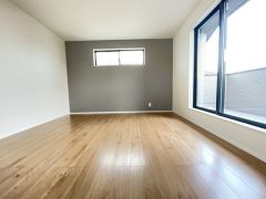 住む人のこだわりを活かす洋室＾＾日当たりがよく、寝室としての利用もおすすめ。広めのクローゼットもあり荷物もすっきり片付けれ、ゆとりのある暮らしが出来ます＾＾