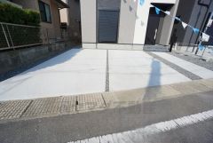 駐車スペースはゆとりある3台分を確保。マイカー用に、お客さま用に、余裕を持ってご利用いただけます^^