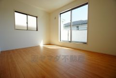 同仕様写真。主寝室としてお使いいただけそうなこちらのお部屋は、日当たりが良く、爽やかな風を感じて起きる朝は、快適生活の始まりに。