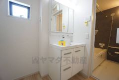 三面鏡つき洗面台。収納も一体型になっているので、ドライヤーやヘアアイロンの置き場に困りませんね。