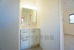 三面鏡つき洗面台。収納も一体型になっているので、ドライヤーやヘアアイロンの置き場に困りませんね。