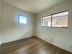 全居室にはたっぷり収納できる大型クローゼットを設置しています。窓には断熱性・保温性にすぐれ、省エネ効果のあるペアガラスを採用。冬には結露を防止します。