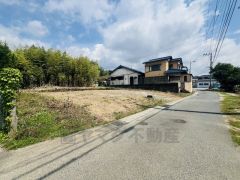 前面道路は、西側約4ｍ。 交通量が少ないため小さなお子様がいるご家庭でも安心です＾＾西鉄バス桜丘第一停徒歩13分。