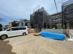 駐車スペースはゆとりある2台分を確保。マイカー用に、お客さま用に、余裕を持ってご利用いただけます^^