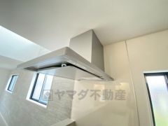 調理により発生する油煙や臭いを吸い込み、屋外へ排気してくれます。