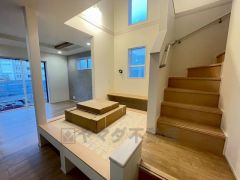 小さなお子様やご高齢の方でも安心できる、手すり付き階段。段差も低めで設定されており、安全性にも優れています。