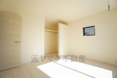 住む人のこだわりを活かす洋室＾＾日当たりがよく、寝室としての利用もおすすめ。広めのクローゼットもあり荷物もすっきり片付けられ、ゆとりのある暮らしが出来ます＾＾