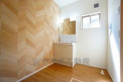 三面鏡つき洗面台。収納も一体型になっているので、ドライヤーやヘアアイロンの置き場に困りませんね。